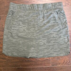 Orvis - Camo Green Embossed Travel Zippered Pockets Skort - Size XL Womens